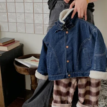 Плюшевая джинсовая куртка для девочек, зимняя детская одежда, новый модный и красивый топ, универсальный и повседневный топ